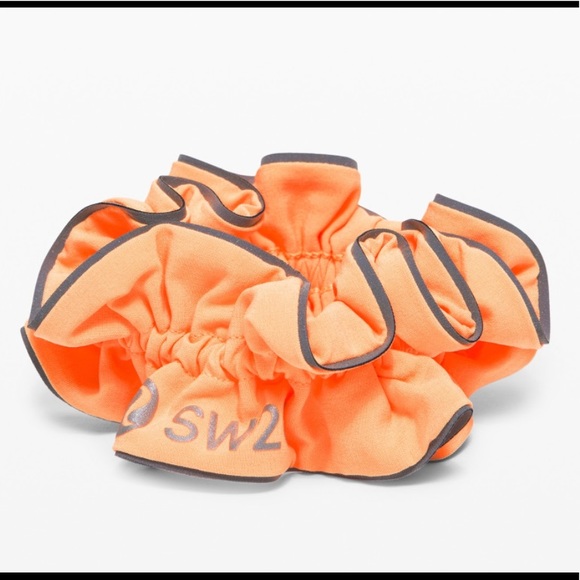 Lululemon Light Locks Scrunchie II *Seawheeze 2020 - Picture 1 of 5